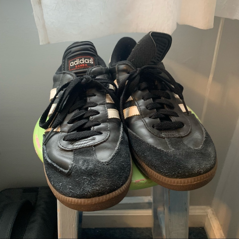 Adidas samba sneakers. Men’s size 7.5 (women’s size 9). Lightly worn.